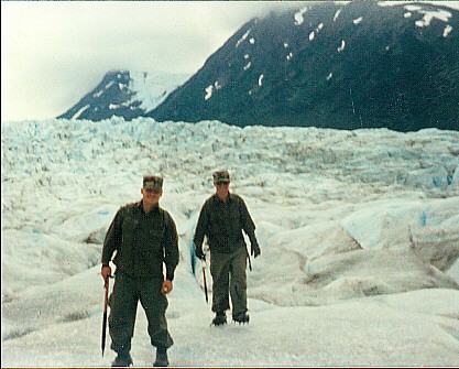 AK-glacier.JPG (102617 bytes)